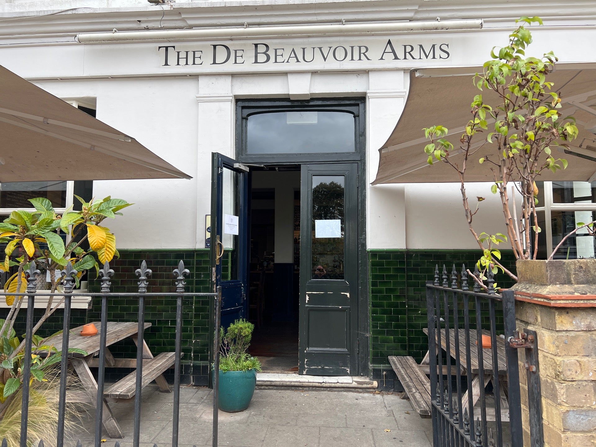 The De Beauvoir Arms