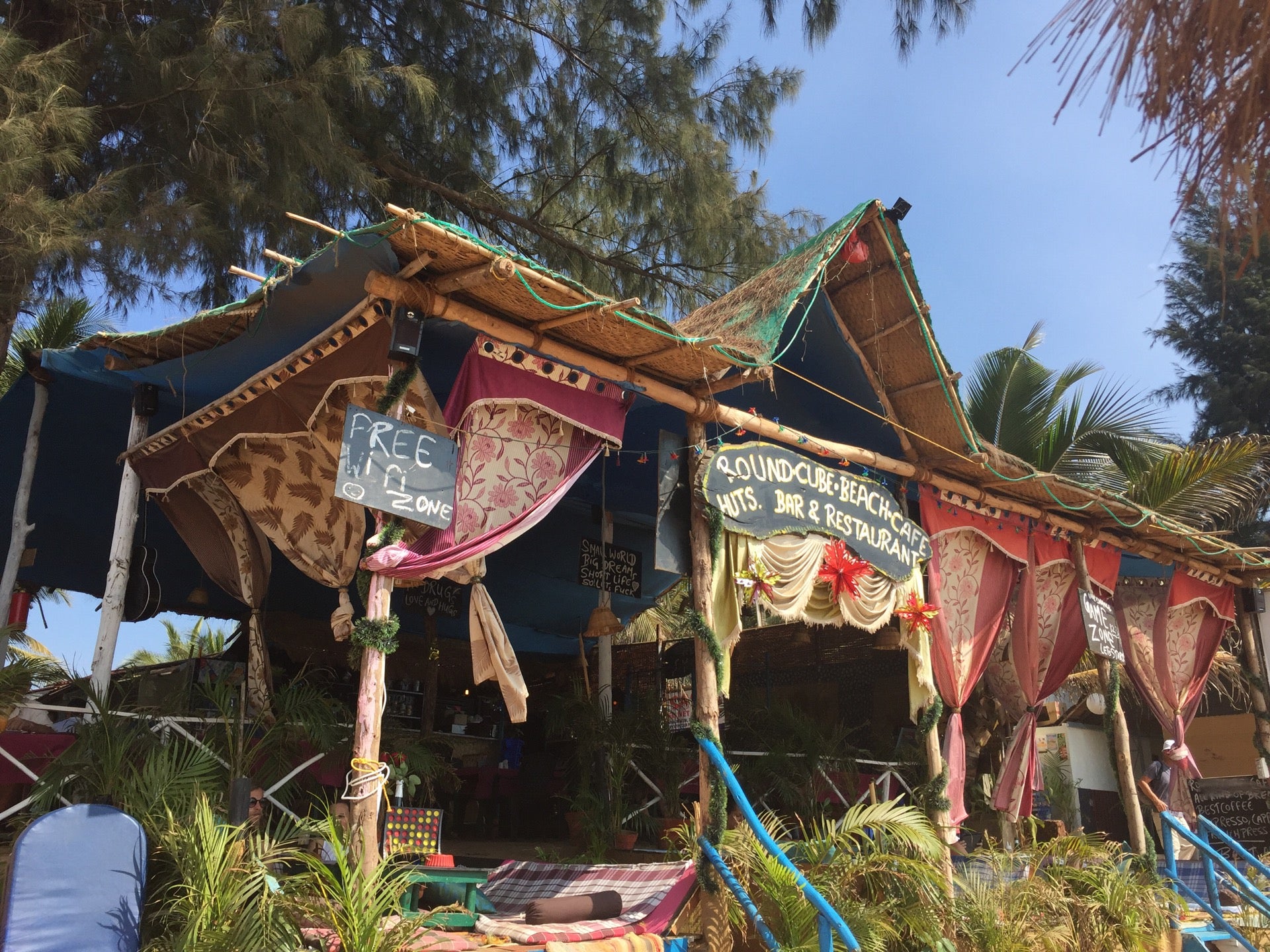 Round Cube beach shack