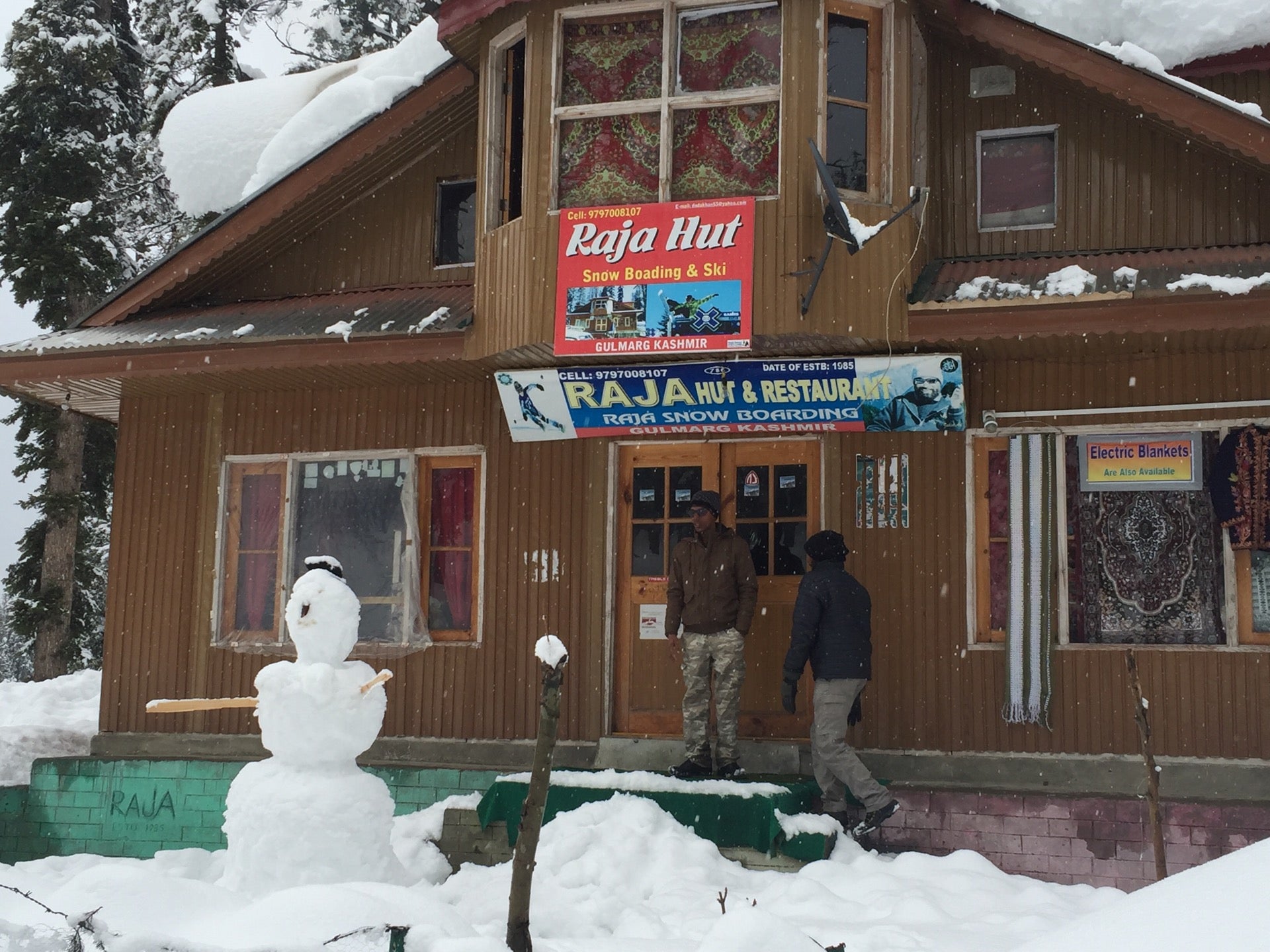 Raja's Hut and Restaurant