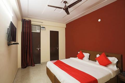 OYO Hotel 2 Yaars Near Ghitorni Metro Station