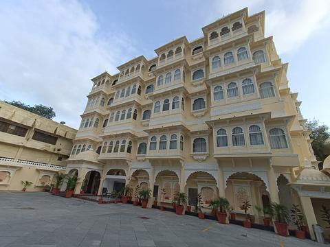 Trully hotel the amar mahal (Saheli Palace)
