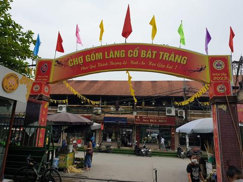 Bat Trang pottery village market shares