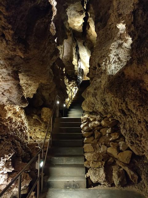 Szemlő Mountain Cave