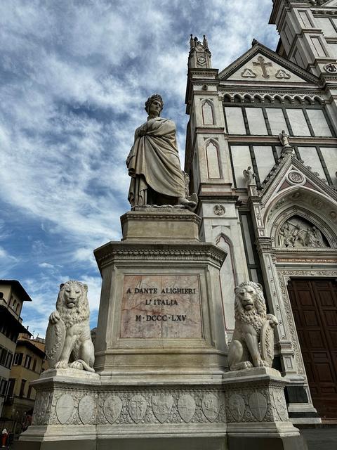 Monument to Dante Alighieri
