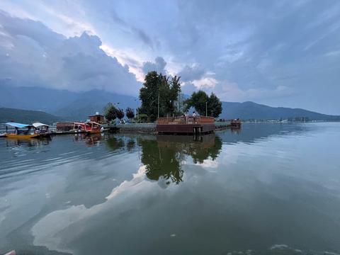 Char Chinar Dal lake