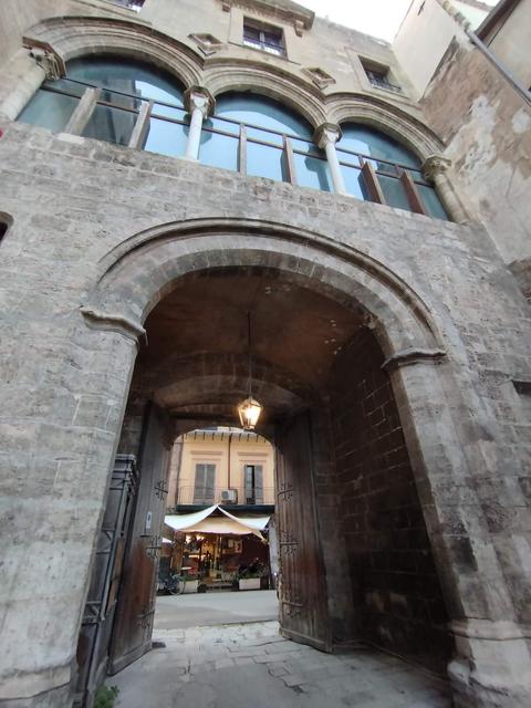 Palazzo Ajutamicristo