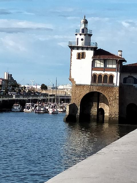 Faro del Muelle de Arriluze